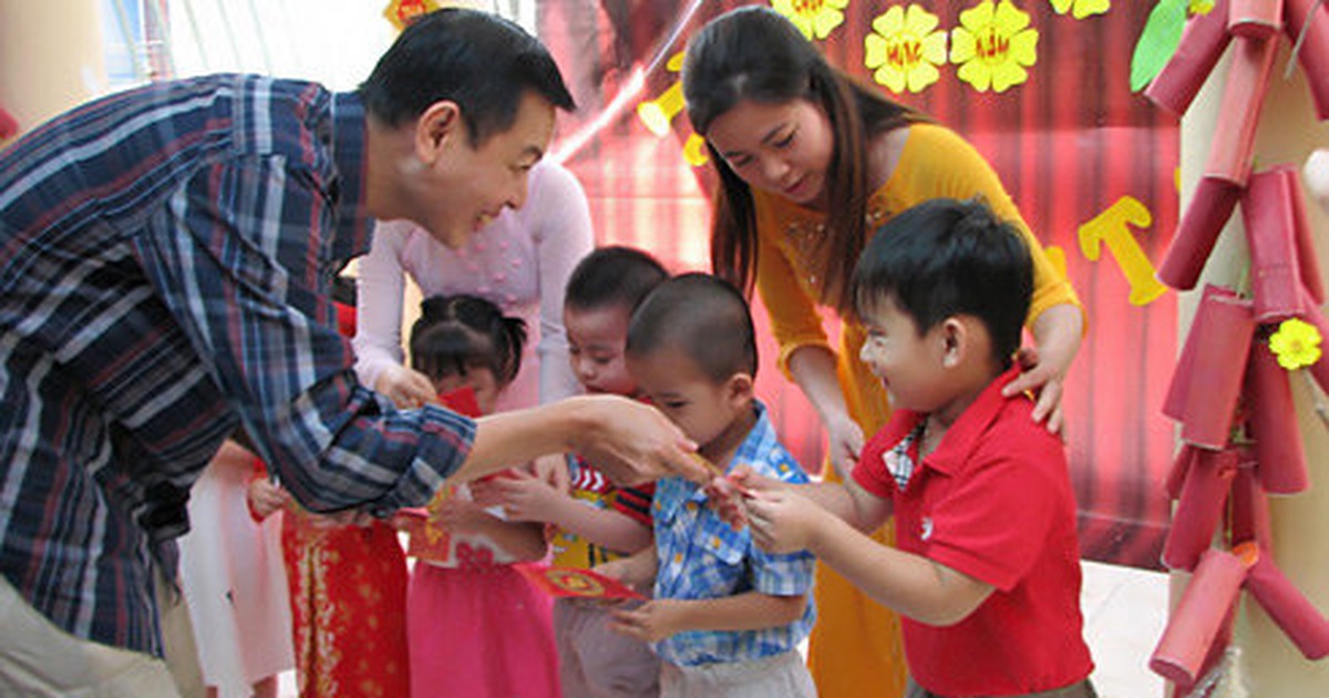 Lucky Money (Li Xi) - Red Envelope in Vietnamese New Year