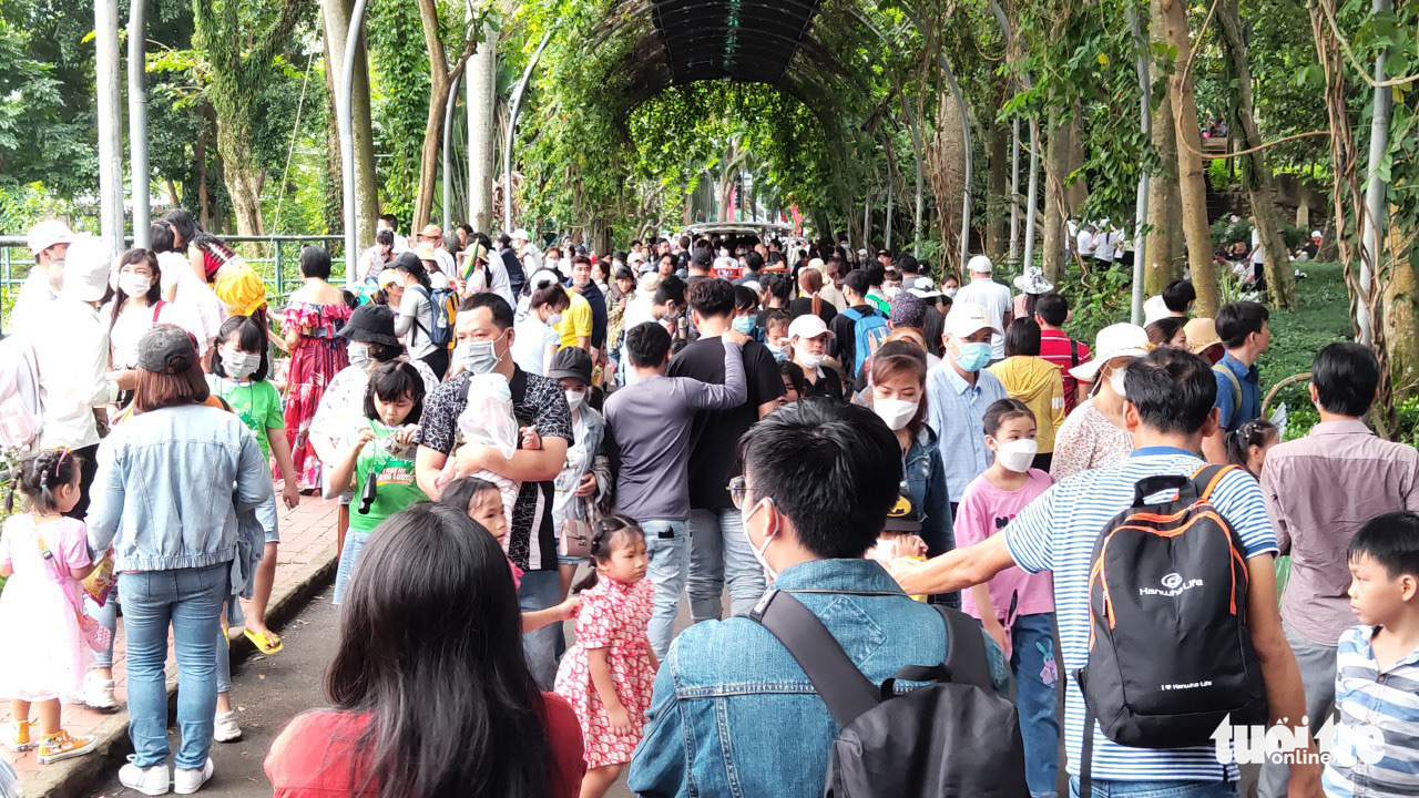 Ho Chi Minh City zoo, theme parks crowded on weekend | Tuoi Tre News