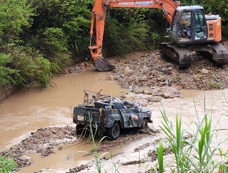 The badly damaged jeep at the scene of the incident. Photo: M.V / Tuoi Tre