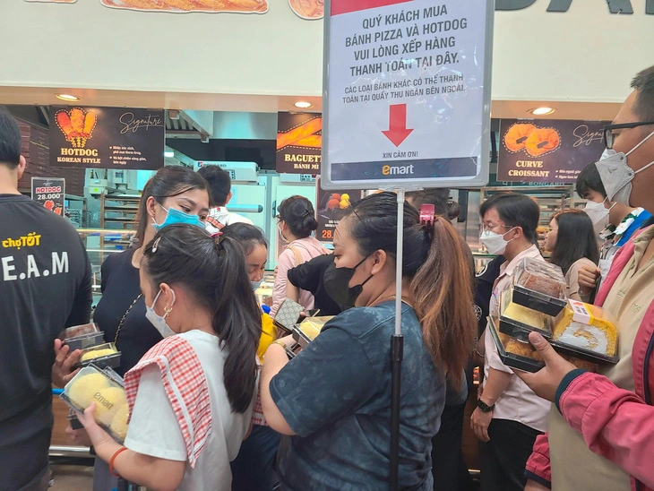 People line up for custard cakes at Emart Supermarket in Go Vap District, Ho Chi Minh City. Photo: Nhat Xuan / Tuoi Tre