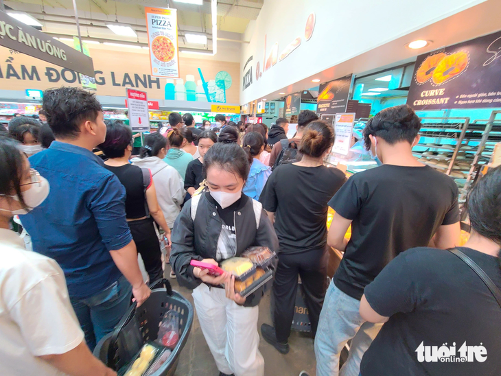 People line up for custard cakes at Emart Supermarket in Go Vap District, Ho Chi Minh City. Photo: Nhat Xuan / Tuoi Tre