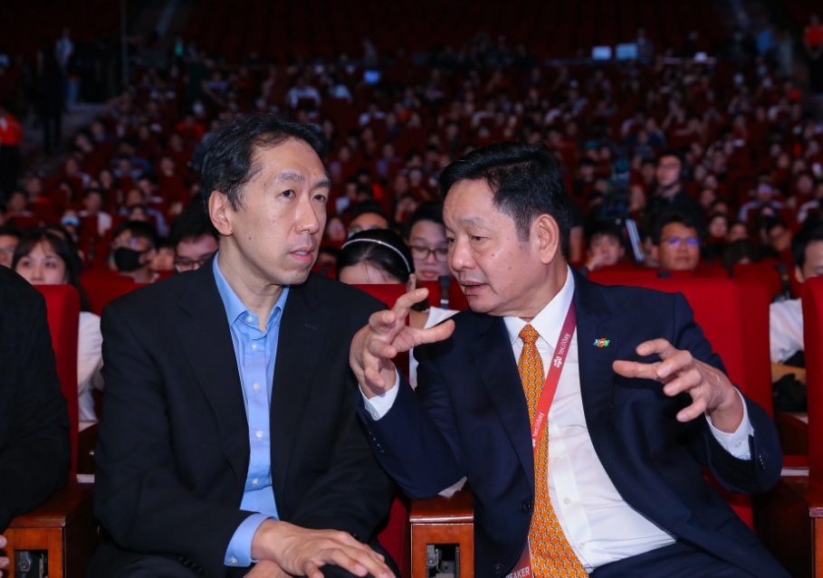 Andrew Ng (L) and Truong Gia Binh, chairman of FPT Corporation, have talks at a discussion session at FPT Techday 2023, held in Hanoi. Photo: Hoang Nam / Tuoi Tre