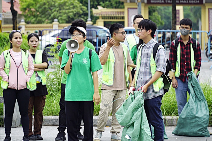 Nguyen Thanh Ngan (holding a loudspeaker) is a member of Keep VietNam Clean. Photo: Tam Le / Tuoi Tre