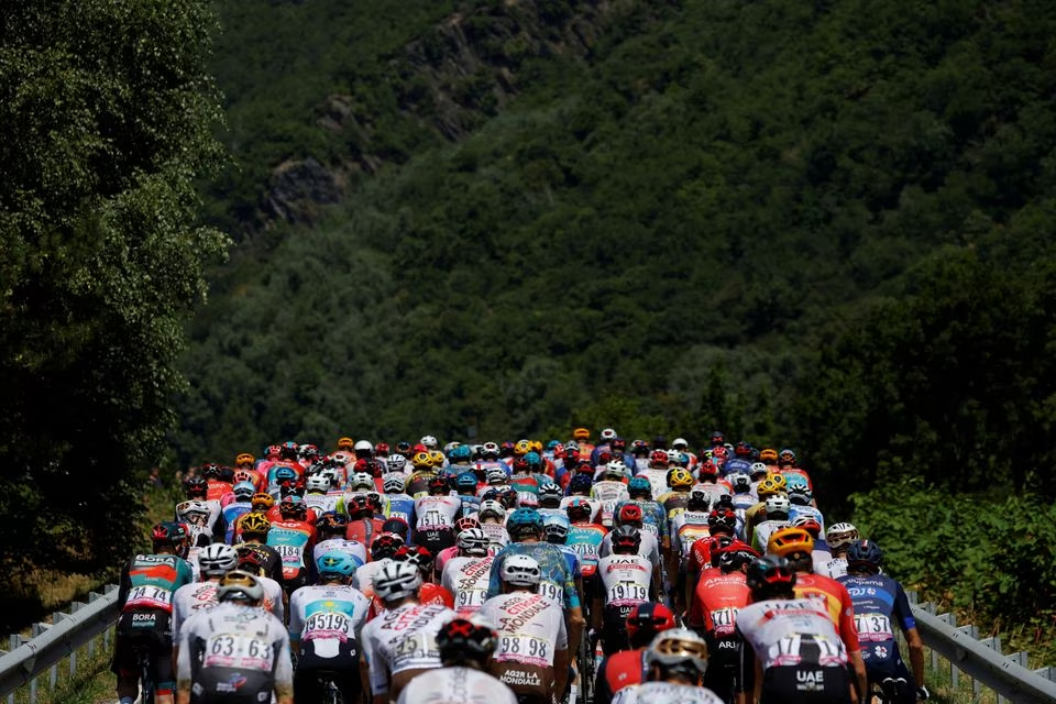 Cycling - Tour de France - Stage 18 - Moutiers to Bourg-En-Bresse - France - July 20, 2023 General view of the peloton in action during stage 18. Photo: Reuters
