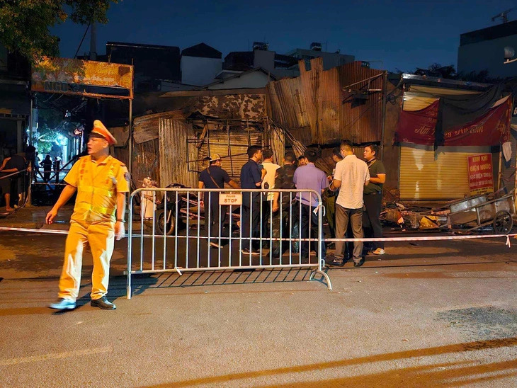 Police cordon off the scene of the deadly house fire. Photo: Nguyen Phuong / Tuoi Tre