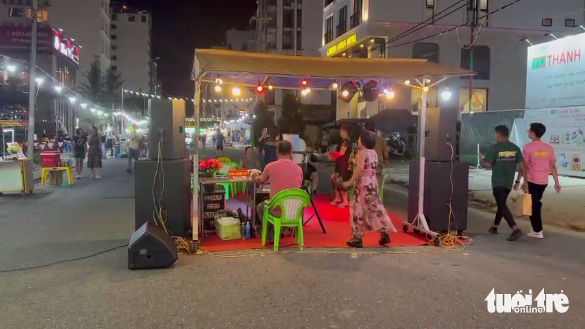 A music performance with loudspeakers at the An Thuong night market in Da Nang District, central Vietnam. Photo: A.T. / Tuoi Tre