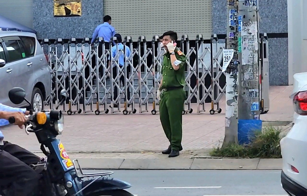 A police officer is seen at the scene of the armed robbery in Hoc Mon District, Ho Chi Minh City. Photo: Ngoc Khai / Tuoi Tre