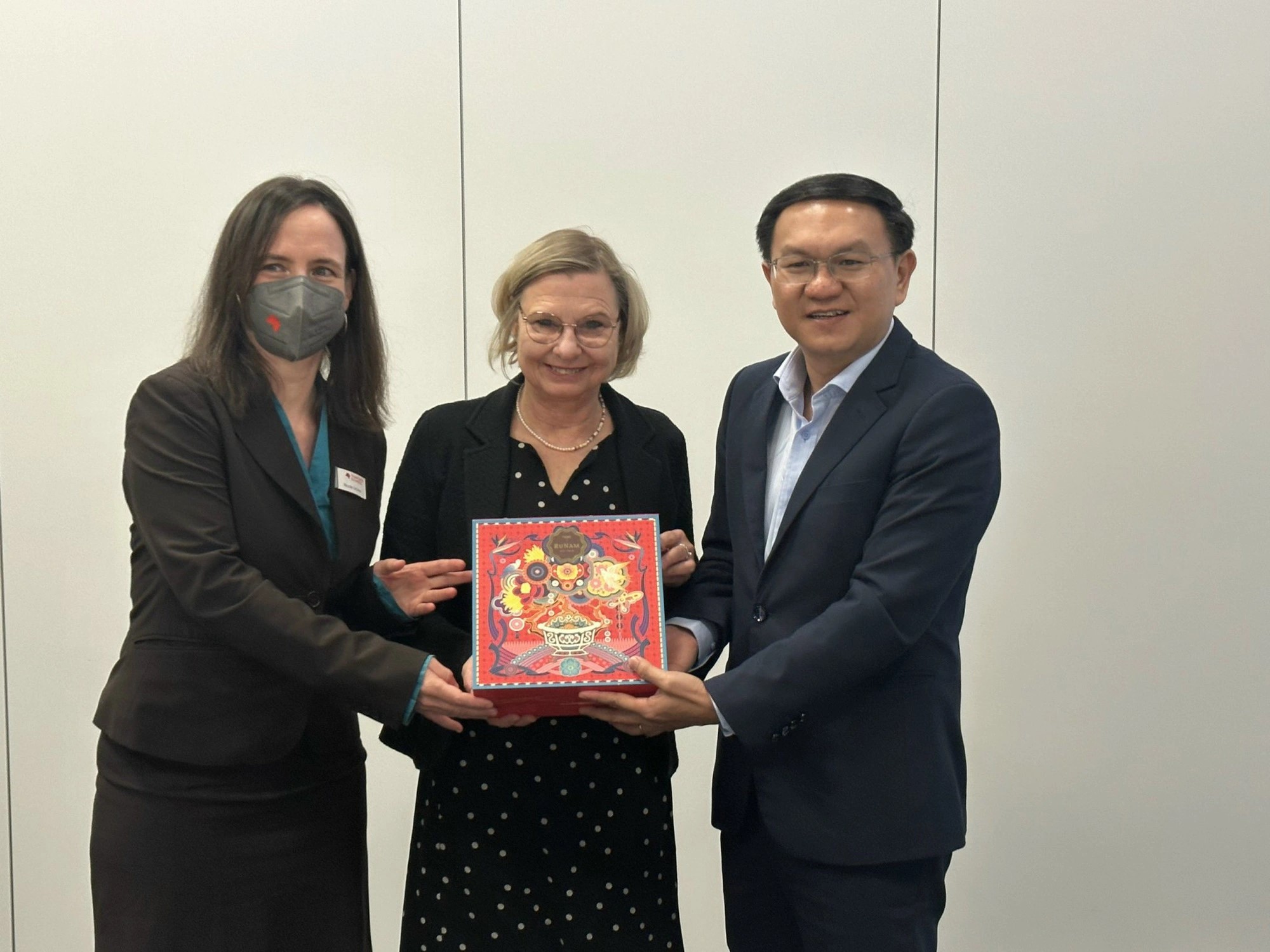 Lam Dinh Thang (right), Director of Department of Information and Communications, gives gifts to Claudi Kaiser, Vice President of Frankfurt Book Fair
