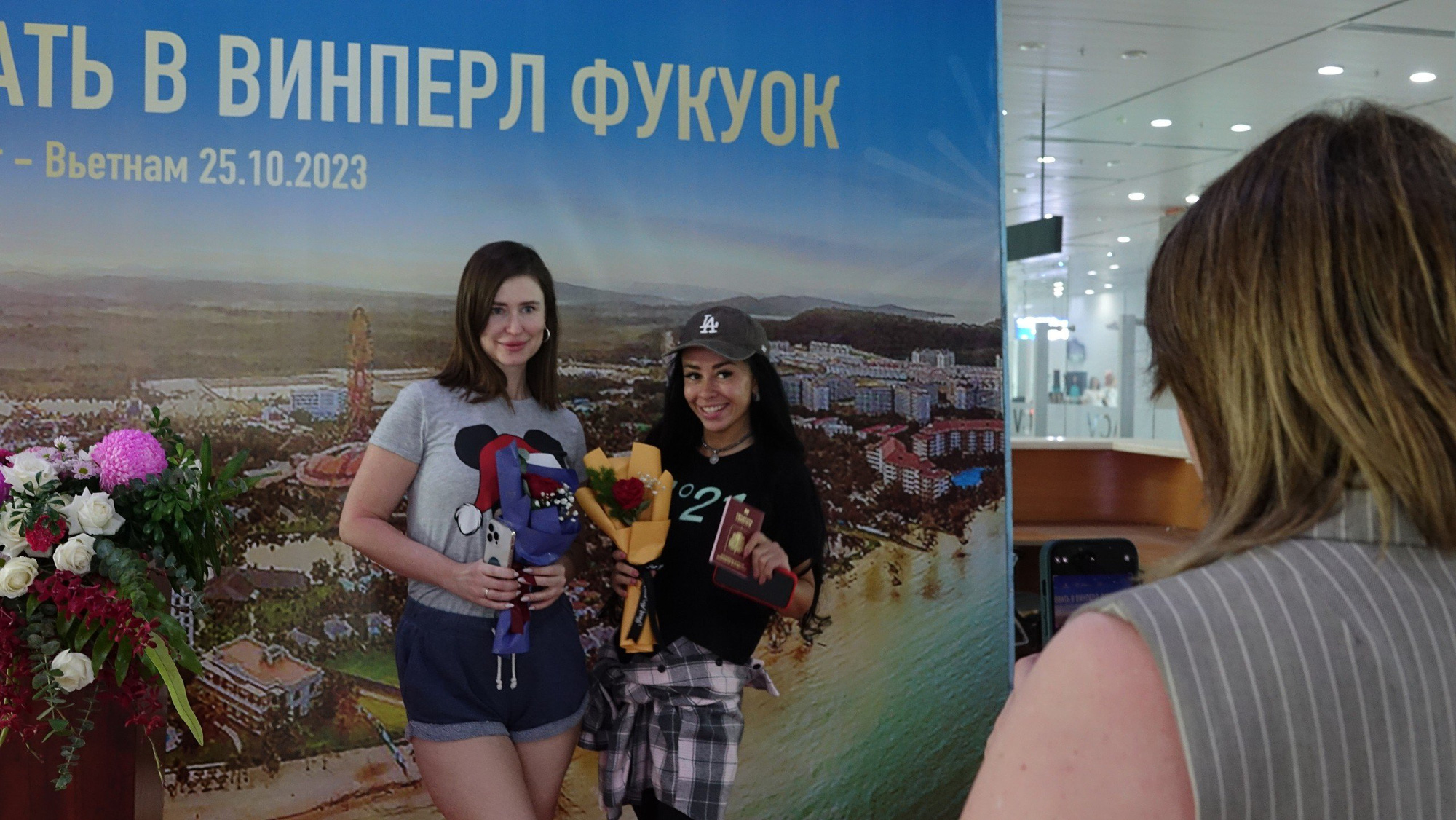 International tourists pose for a photo at Phu Quoc International Airport on Phu Quoc Island, Kien Giang Province, Vietnam, October 2023. Photo: Chi Cong / Tuoi Tre