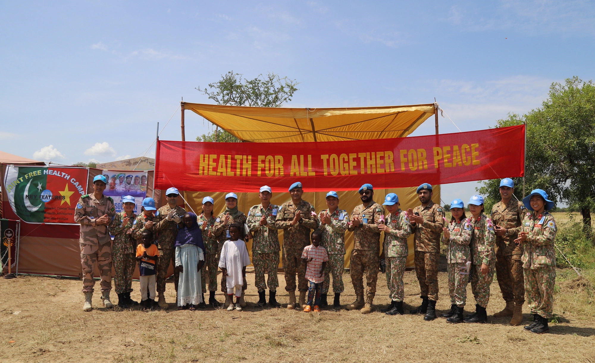 Vietnamese and Pakistani peacekeepers pose for a group photo with local children in Abyei. Photo: Tran Thinh / Tuoi Tre