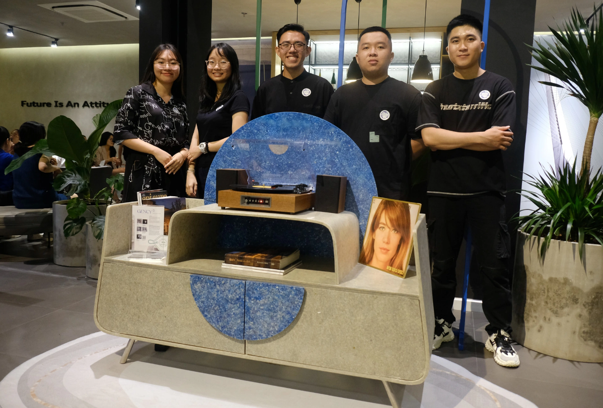 Students at Ton Duc Thang University pose for a photo with a table made from 102 kilograms of plastic waste. Photo: Vu Thuy / Tuoi Tre
