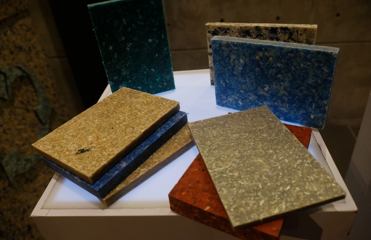 Materials with different colors and patterns made from plastic waste can be transformed into valuable products thanks to interior designers’ creativity and efforts to make recycling more accessible to the community. Photo: Vu Thuy / Tuoi Tre