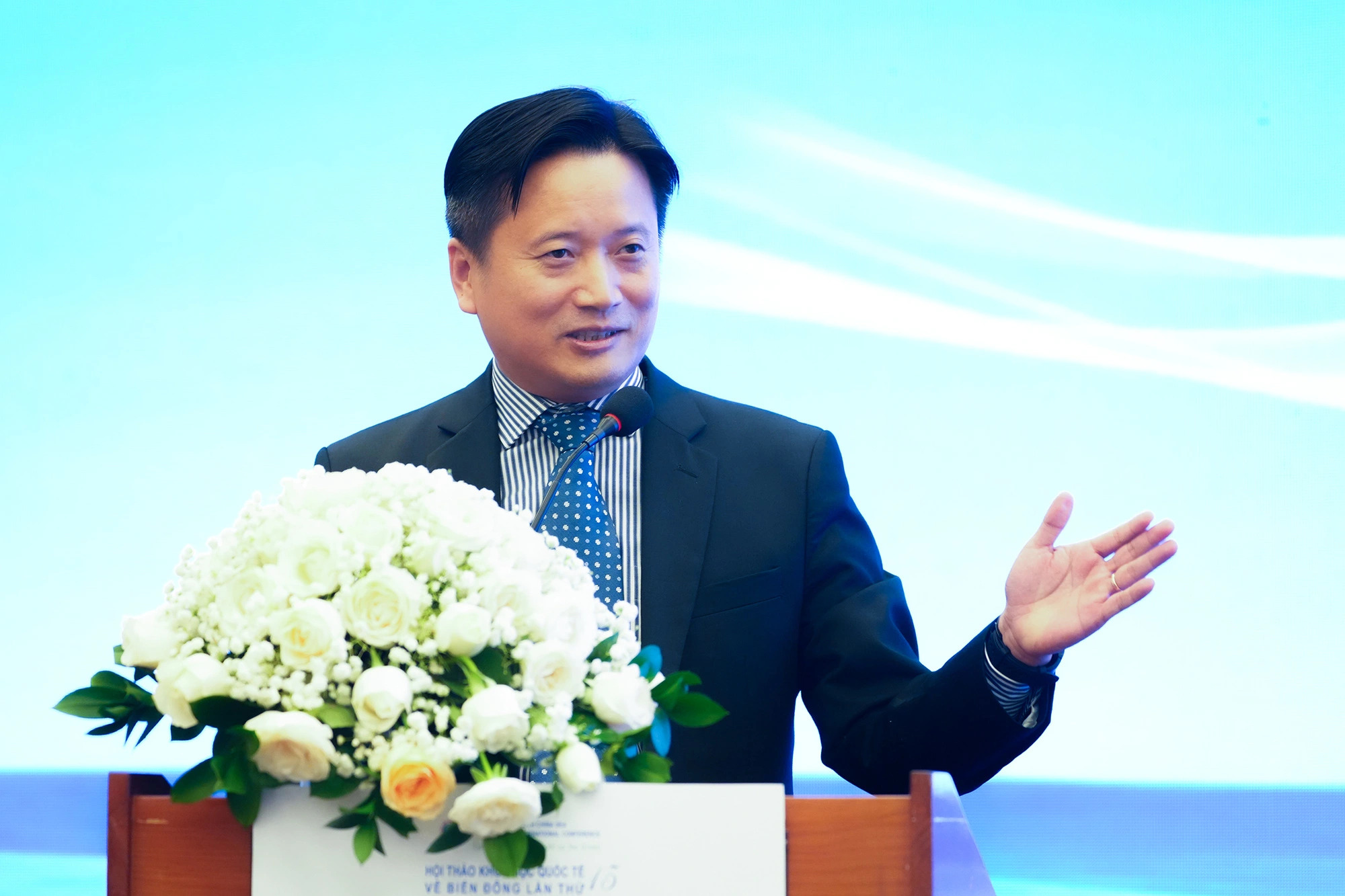 Dr. Nguyen Hung Son, deputy-director at the Diplomatic Academy of Vietnam (DAV), addresses the 15th South China Sea International Conference, held in Ho Chi Minh City from October 25 and 26, 2023. Photo: Huu Hanh / Tuoi Tre