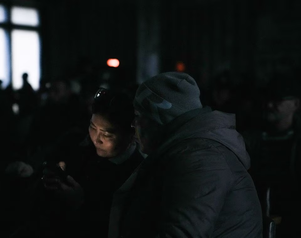 Relatives of miners gather at the Kostenko coal mine operated by ArcelorMittal Temirtau during a power outrage, as a rescue operation continues following a mine fire, in Karaganda, Kazakhstan October 28, 2023. Photo: Reuters
