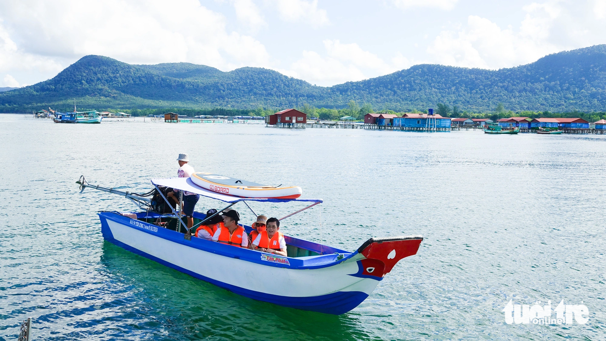 Visitors tour Rach Vem Hamlet on a motorized boat in Ganh Dau Commune, Phu Quoc City, Kien Giang Province, southern Vietnam, October 28, 2023. Photo: Chi Cong / Tuoi Tre